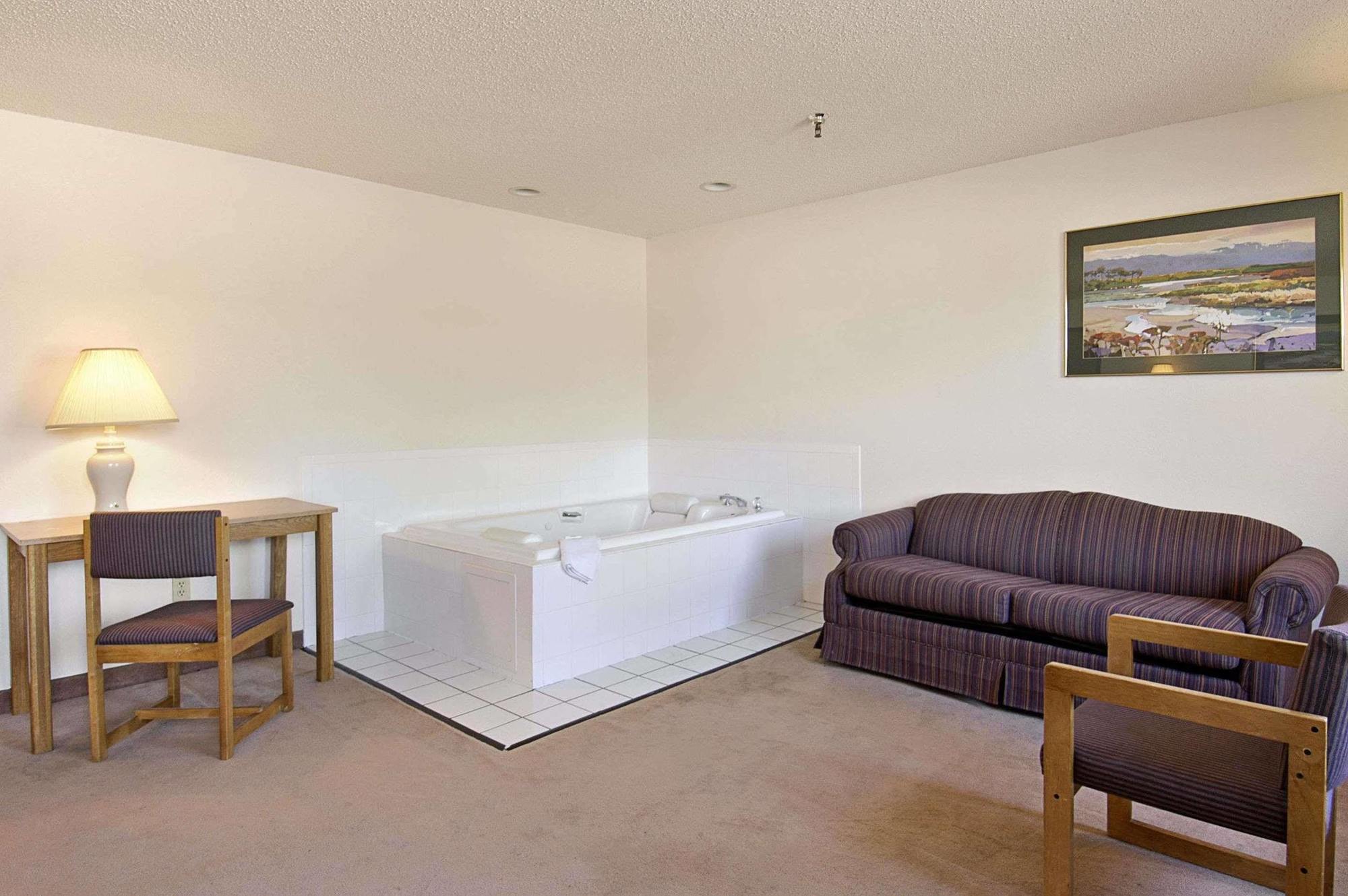 Super 8 By Wyndham Fountain Hotel Luaran gambar